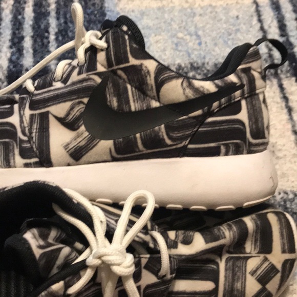 Nike roshes, size 8.5 - Picture 3 of 3